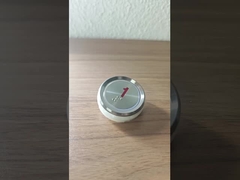 As teclas do elevador espelham a superfície de aço inoxidável com Titanize